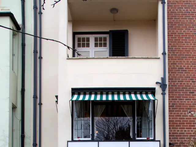 Tips for Modern Minimal Outdoor Decor: Essential Items for Poolside, Balcony, and Luxury Design