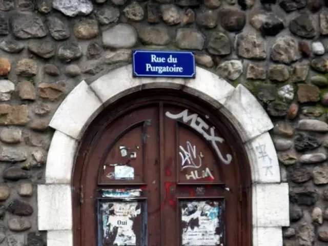 Displaying from Querbeet 1.0-2025, the artistic ensemble "Der Blaue Rather" of Düsseldorf exhibits...