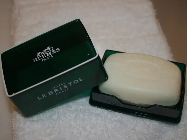 Enduring UK's Sizzling Heatwave sans Air Conditioning - A £7 Amazon 'Cooling Bed Spray' Offered...