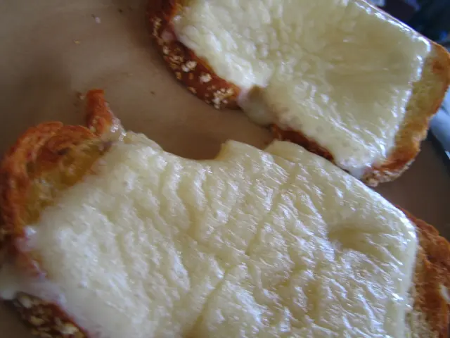 What is the Taste of Elux Rye Bread?