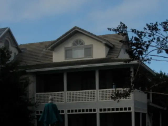 Swimming pool in the south resumes operation following technical issue resolution.