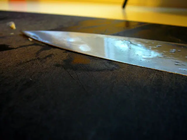 Splendid Damascus and Sandalwood Pocket Knife boasts an attractive split-handle opening operation