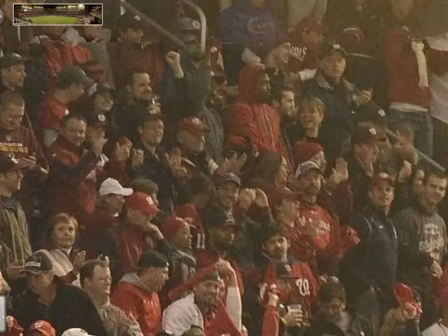 Wembley Stadium displays aido synchronized with Coldplay's tunes, transforming verses and melodies...